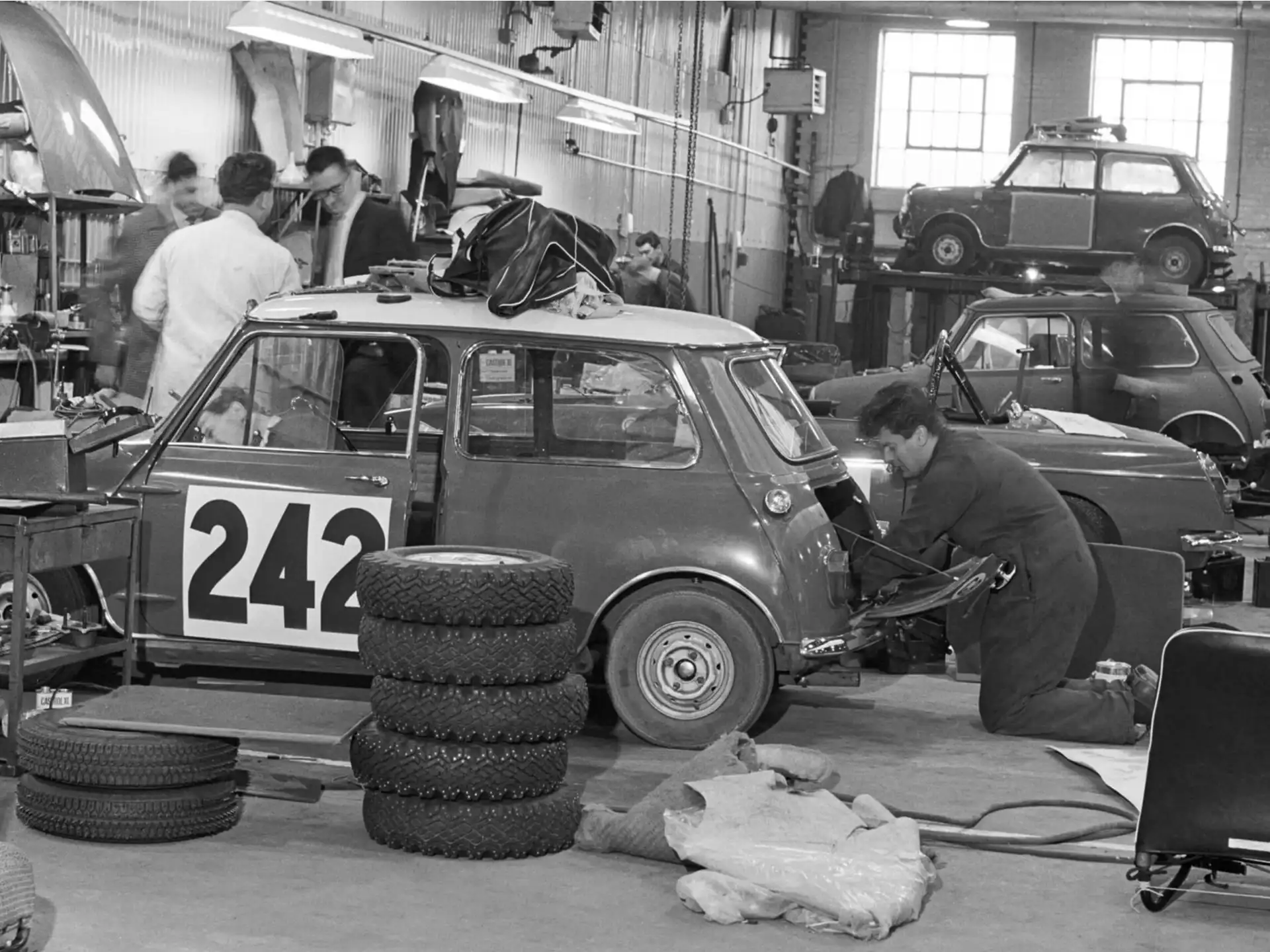 MINI John Cooper Works - Old Mini in Workshop