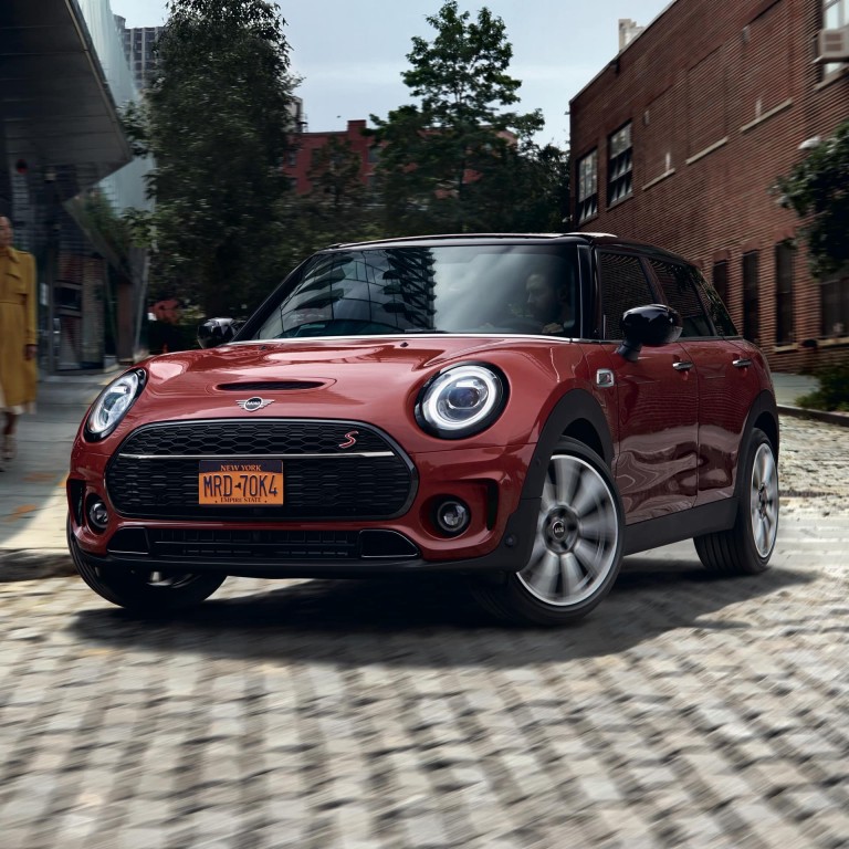 MINI Clubman – red and black – front view