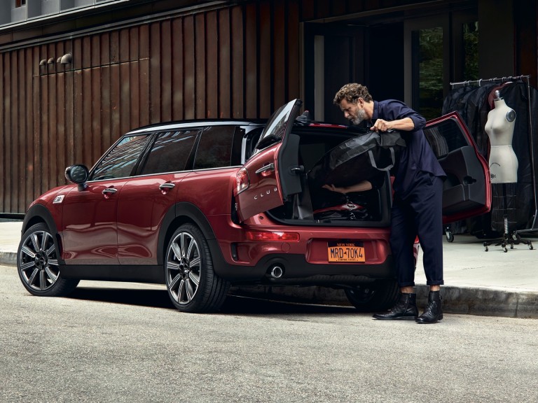 MINI Clubman – red and black – boot space