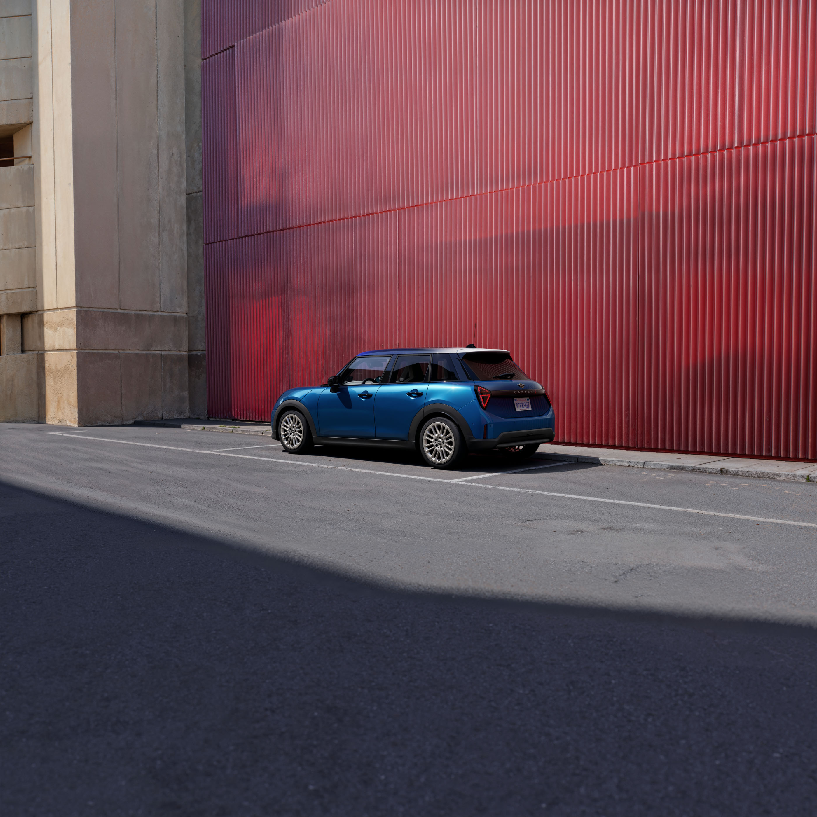 MINI COOPER 5-DOOR. front view